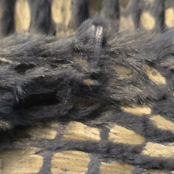 Versona Gray Faux Fur Vest. M - Picture 6 of 11